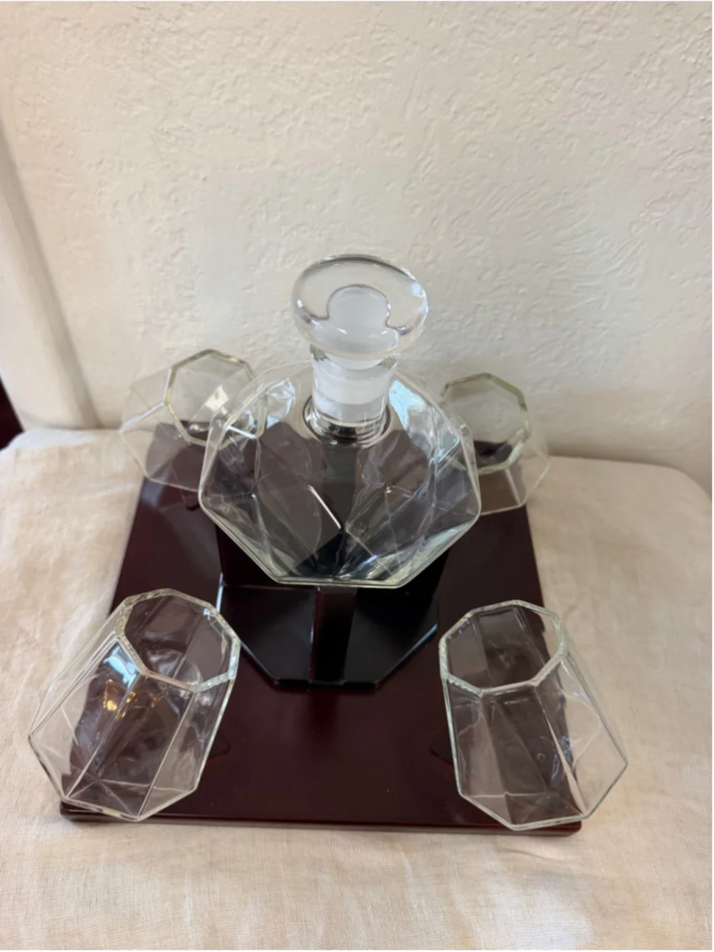 The Wine Savant Diamond Whiskey Decanter 4 Glasses Mahogany Wood Stand 750ml Set